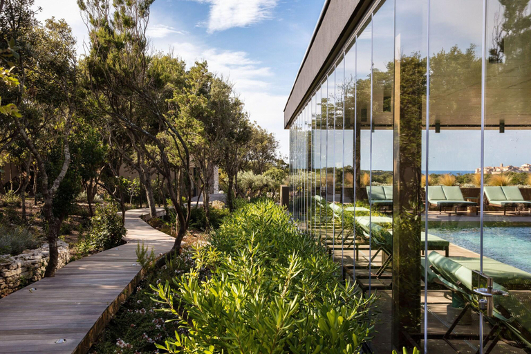 Exterior & Views