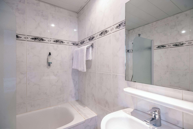 Bathroom 4, Hotel Christina Lourdes, Hautes-Pyrénées