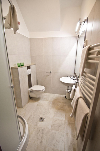 Bathroom 4, SasOne & Sas Two & Sas Ho, Budapesti