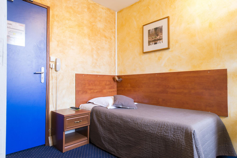 Bedroom 5, Logis Hotel Central Montargis, Loiret