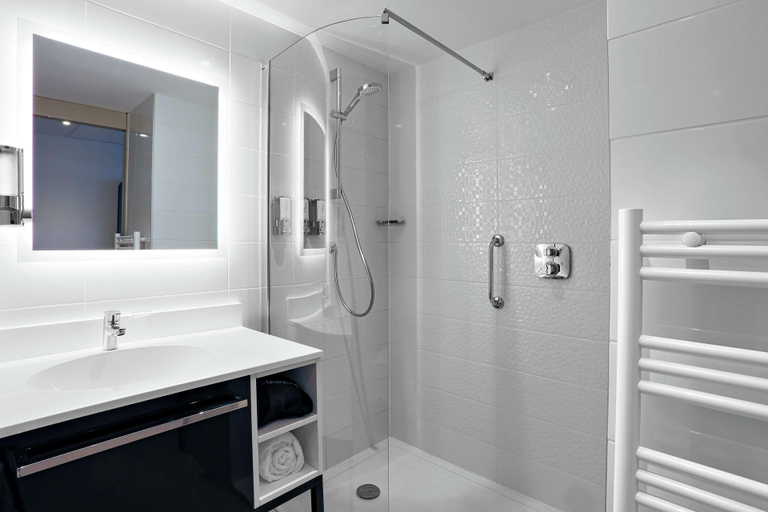 Bathroom 5, Hampton By Hilton Toulouse Airport, Haute-Garonne