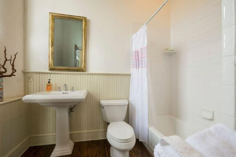 Bathroom 5, The Buck School Inn, Chester