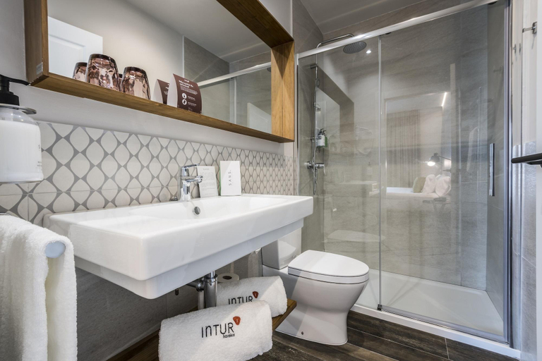 Bathroom 4, Intelier Victoria Hotel by Intelier Hotels & Suites, Guipúzcoa