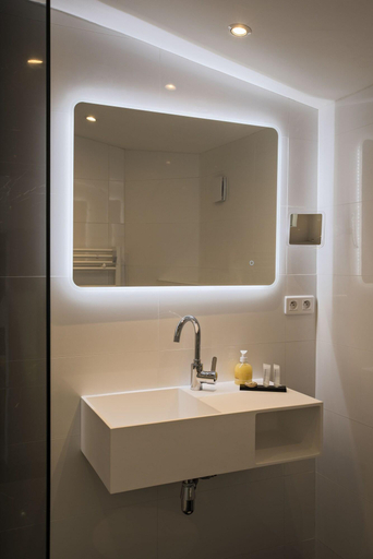 Bathroom 4, Hôtel Le Mistral, Bouches-du-Rhône