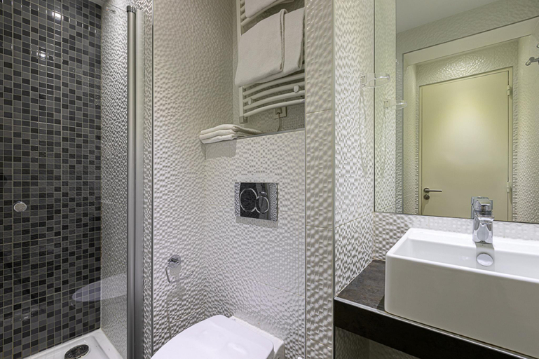 Bathroom 4, Trianon Gare de Lyon, Paris