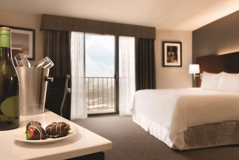 Bedroom 3, Radisson Cincinnati Riverfront, Kenton