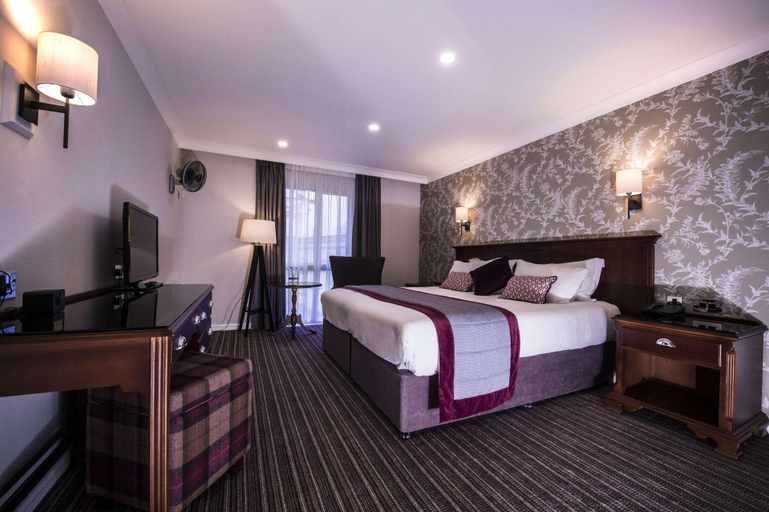 Bedroom 3, Doubletree by Hilton Cheltenham Park, Gloucestershire