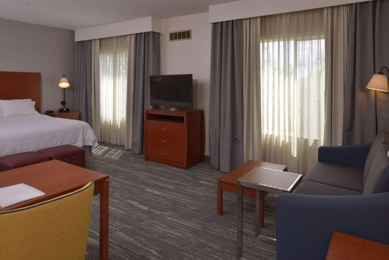 Bedroom 4, Hampton Inn & Suites Bakersfield North Airport, Kern