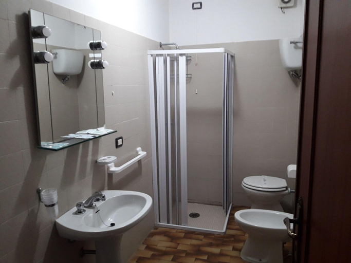 Bathroom, Hotel Mercede 2, Latina