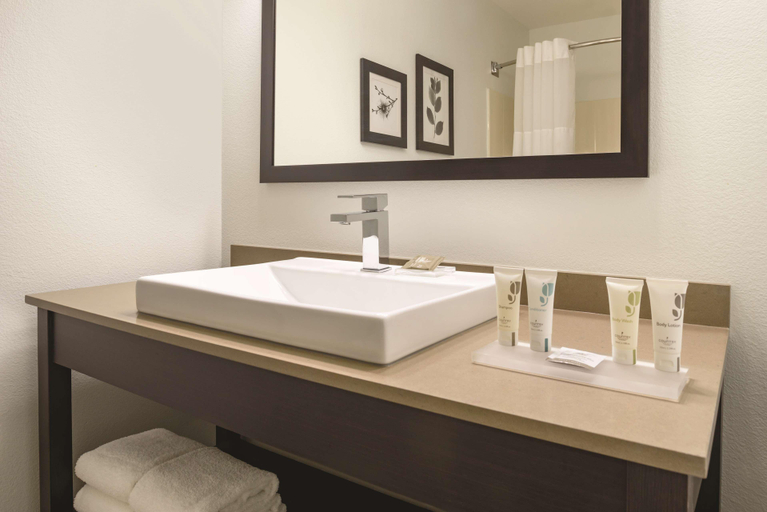 Bathroom 4, Country Inn Suites By Radisson Cedar Falls Ia, Black Hawk