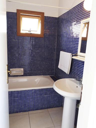 Bathroom 4, Blue Peter Apartments