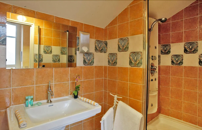 Bathroom 5, Les Trois Soleils, Lot