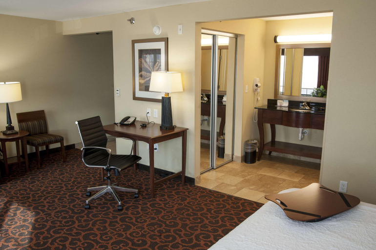 Bedroom 3, Hampton Inn & Suites Watertown, Codington