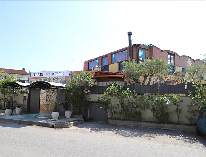 Exterior & Views