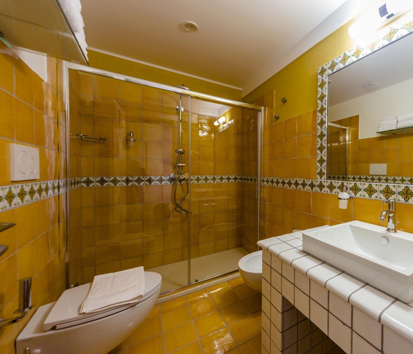 Bathroom 5, Casale Milocca, Syracuse