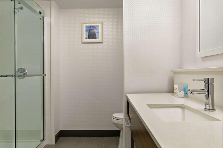 Bathroom 4, Hampton Inn by Hilton London, Middlesex