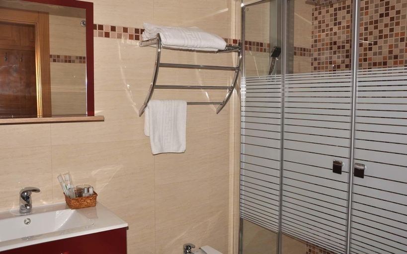 Bathroom 4, Hotel De Alba, Zamora