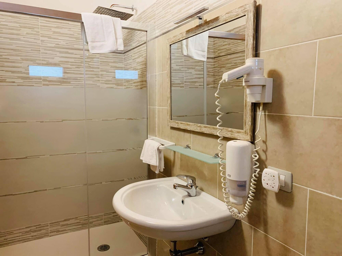 Bathroom 5, Tanit Hotel Ristorante Museo, Carbonia-Iglesias
