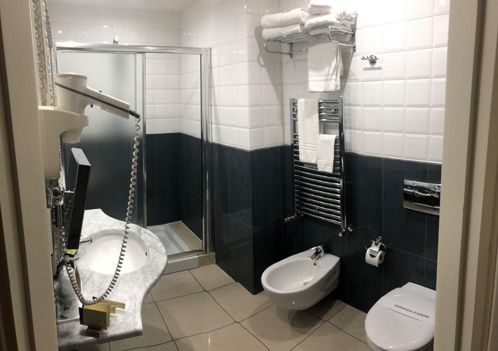 Bathroom 4, Hotel Villa Savoia, Torino