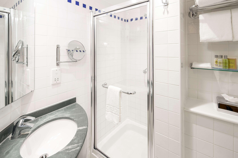 Bathroom 4, Hilton Garden Inn Bristol City Centre, Bristol