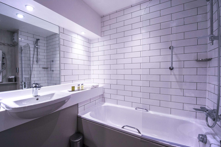 Bathroom 5, Doubletree by Hilton Cheltenham Park, Gloucestershire