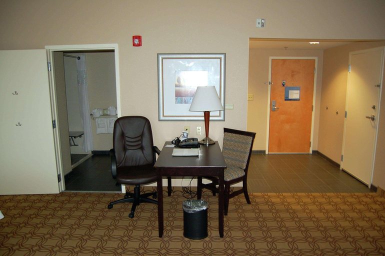 Bedroom 4, Hampton Inn & Suites Charlotte Airport, Mecklenburg