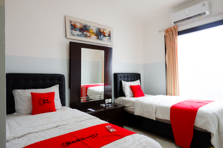 RedDoorz near Wisata Kota Lama Semarang, Semarang