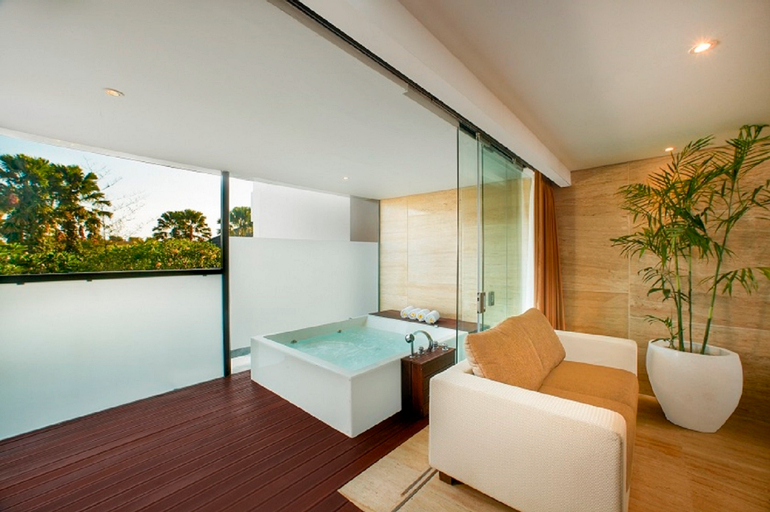 Exterior & Views 7