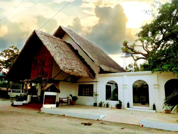 RedDoorz Plus @ Evangeline Beach Resort, Pagudpud