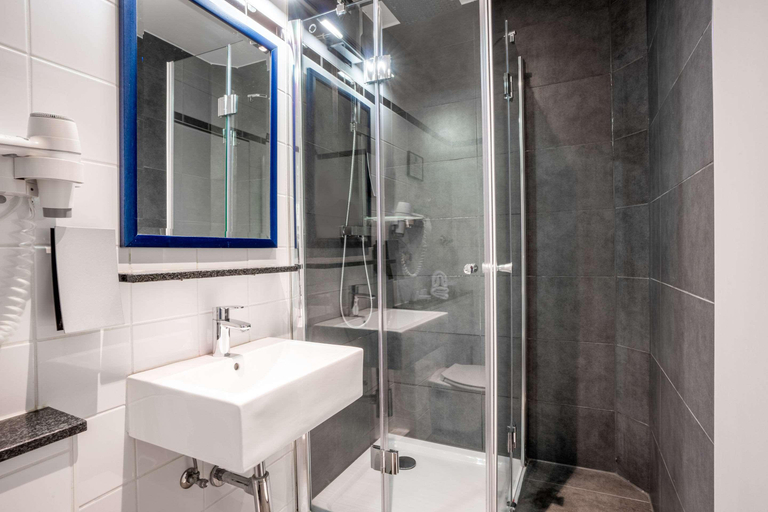 Bathroom 5, Comfort Hotel Frankfurt Central Station, Frankfurt am Main