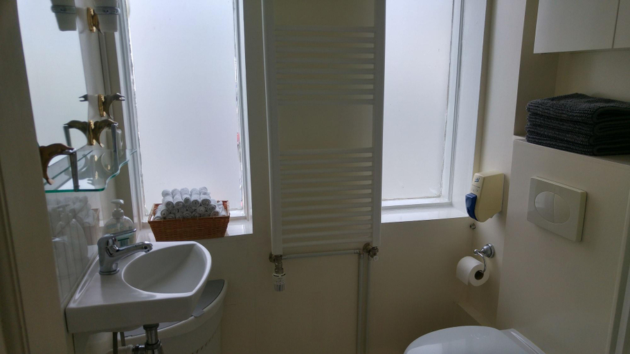 Bathroom 4, Guesthouse Sólgarðar, Akureyri