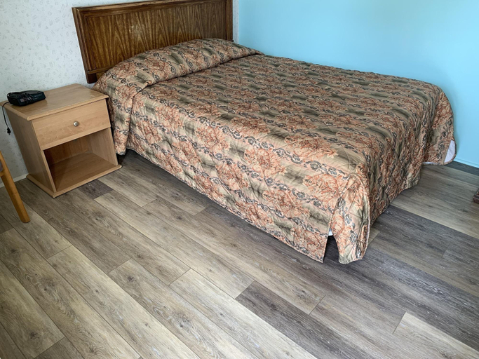 Bedroom 4, Erwin Motel, Steuben