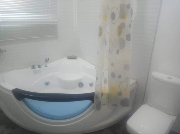 Bathroom 4, Ama Serwaa Lodge, Accra