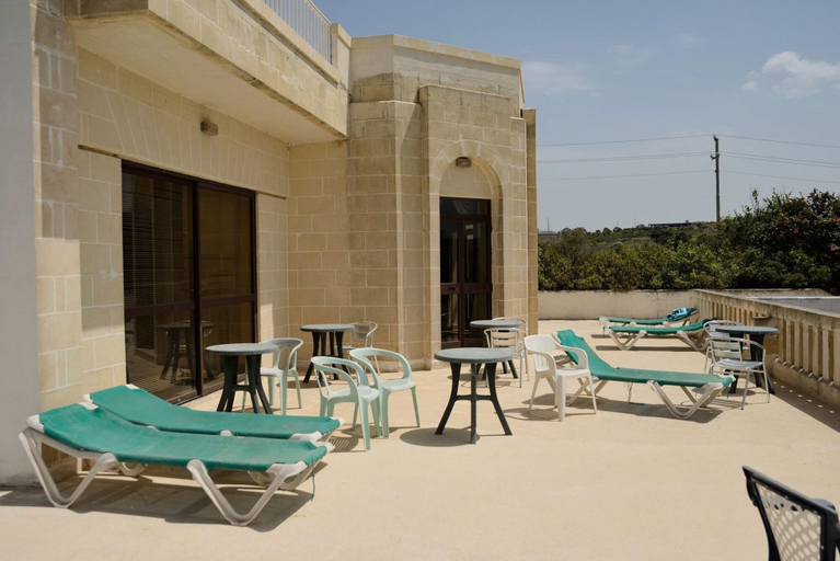 Exterior & Views, White Star