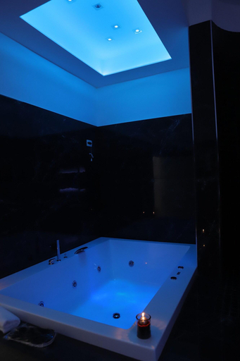 Bathroom 5, Mecla Suites, Napoli