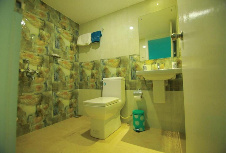 Bathroom 4, Indiavacationz Houseboat, Alappuzha