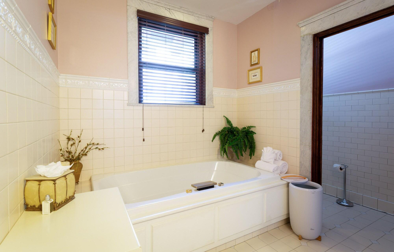 Bathroom 4, Fleur-de-Lys Mansion, Saint Louis