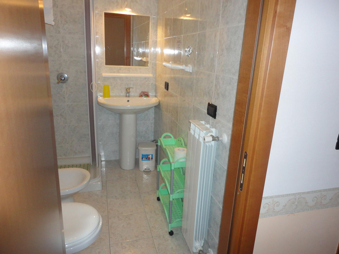 Bathroom 4, Carriera Hotel, Foggia