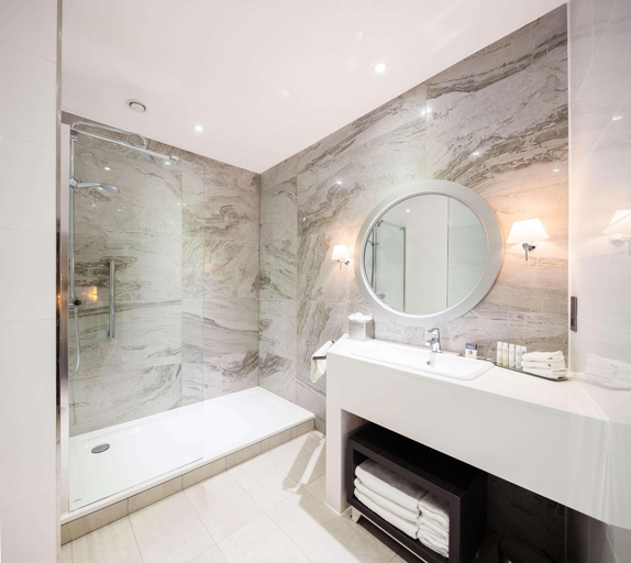 Bathroom 5, DoubleTree by Hilton Edinburgh City Centre, Edinburgh