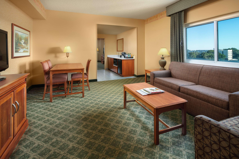 Bedroom 4, Embassy Suites Nrth Charleston - Airport/Hotel , Charleston