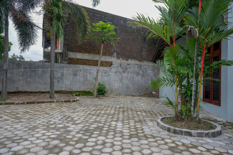 Exterior & Views 12