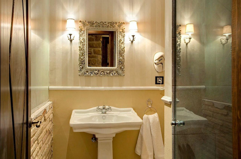 Bathroom 4, Hotel Real Posada De Liena, Zaragoza