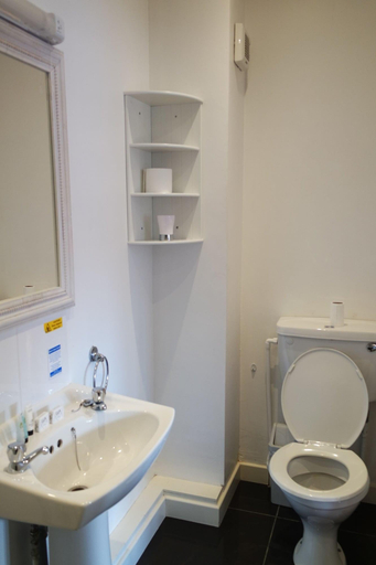Bathroom 4, Gable End Hotel, Norfolk