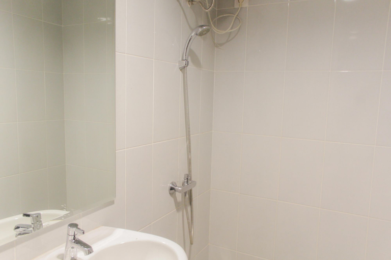 Bathroom 5, Simply Minimalist Studio at Casa De Parco Apartment By Travelio, Tangerang