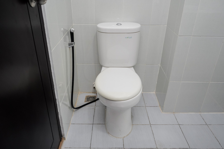 Bathroom 5, Stylish and Comfy Studio at Casa De Parco Apartment By Travelio, Tangerang
