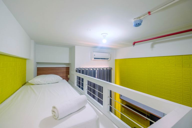 Cozy Studio with Bunk Bed at Dave Apartment near UI By Travelio, Depok