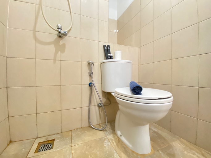 Bathroom 5, Comfy & Well Appointed 2BR at Tamansari Panoramic Apartment By Travelio, Bandung