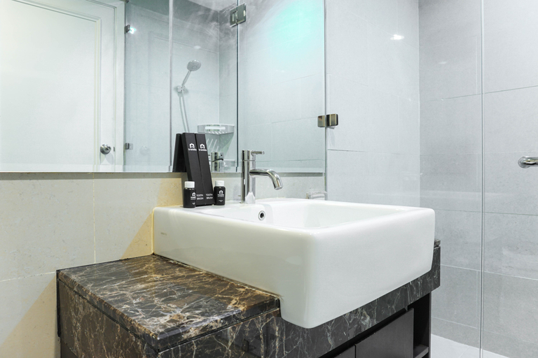 Bathroom 5, Luxurious 2BR Apartment at Casa Grande Residence By Travelio, South Jakarta