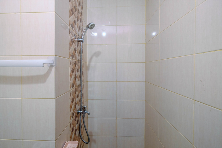 Bathroom 5, Comfort Studio with Bunk Bed at Dave Apartment By Travelio, Depok