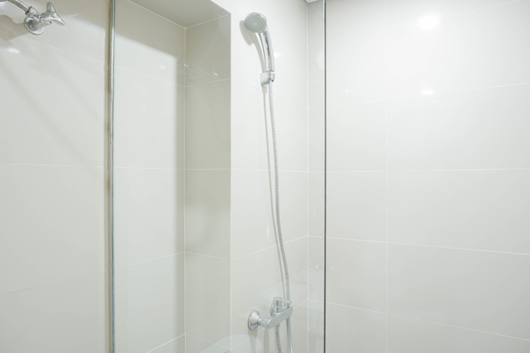 Bathroom 5, Gorgeous 2BR Apartment Maqna Residence By Travelio, West Jakarta
